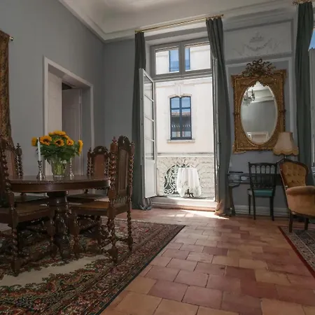 Апартаменты La Barbes